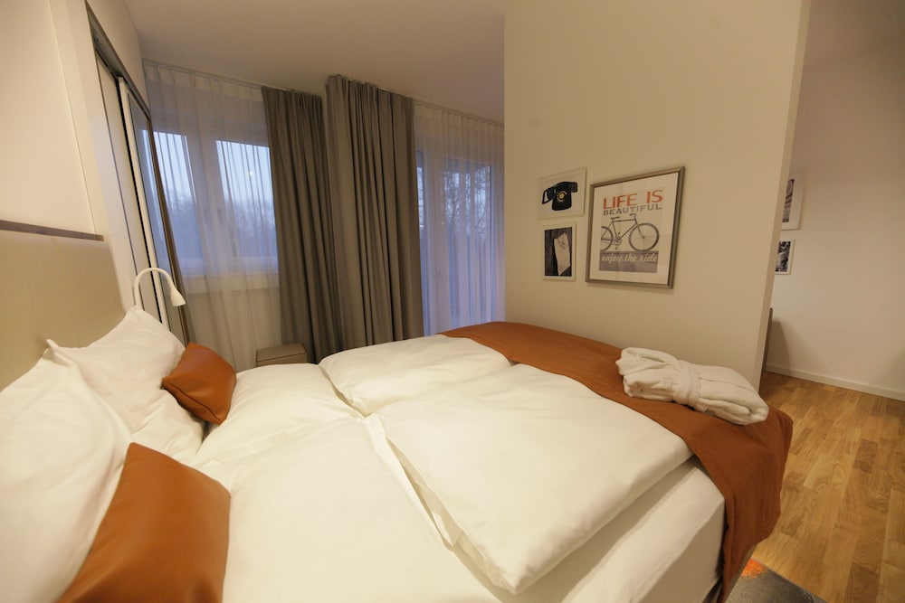 Deluxe Studio, 1 Queen Bed photo 2