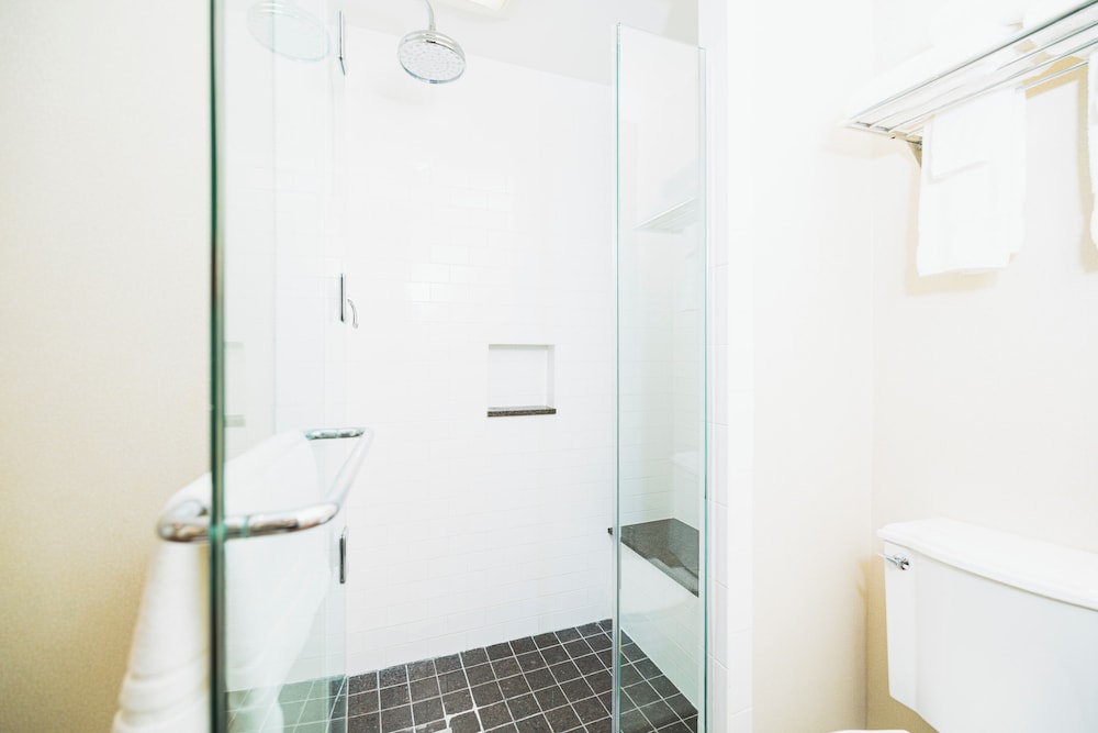 Standard Double Room, 2 Queen Beds, Roll-in Shower, City View - Photo 4