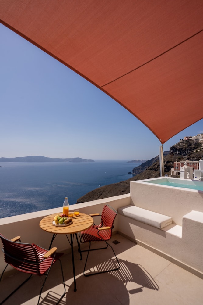 Deluxe Suite with spa bath and outdoor Hottub Caldera View - Photo 3