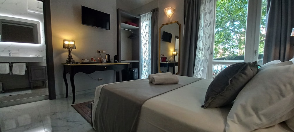 Deluxe Room, 1 Queen Bed, Non Smoking, Private Bathroom