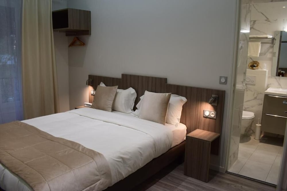 Deluxe Double Room, 1 Queen Bed, Non Smoking, City View photo 1