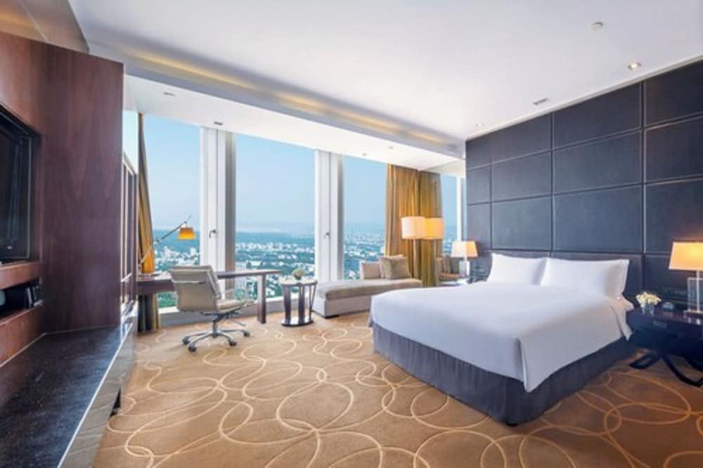 Classic Room, 1 King Bed, Business Lounge Access, Lake View (Club Lounge Access) - Photo 4