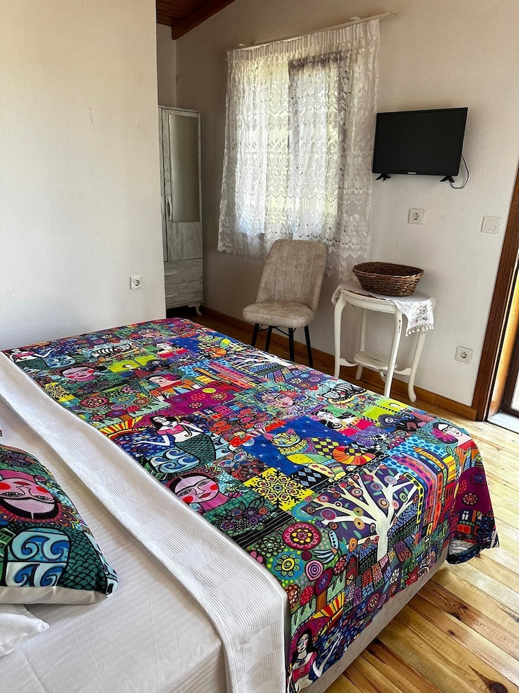Standard Room, 1 Queen Bed, Courtyard View photo 2