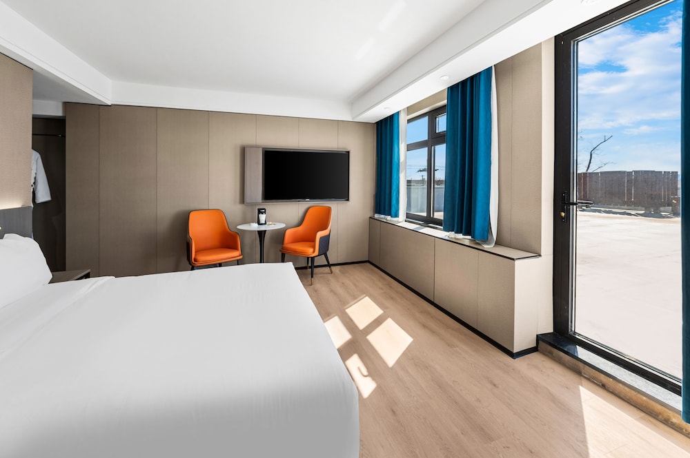 Grand Room, 1 Queen Bed, City View photo 2