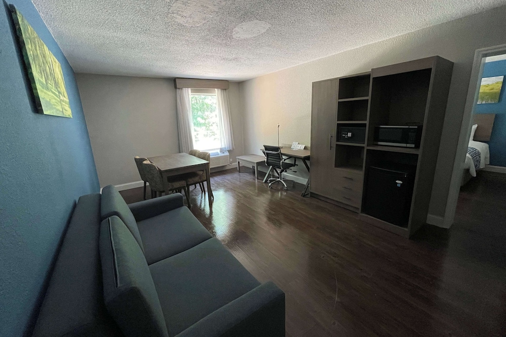 Suite, Multiple Beds, Non Smoking - Photo 4
