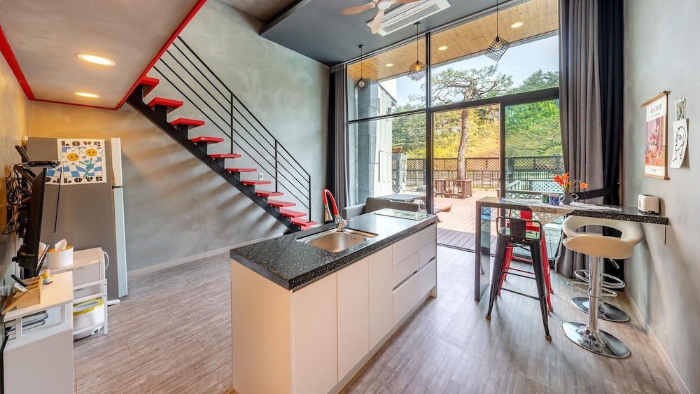 Basic Room, 1 Bedroom (Duplex 5 (BBQ / Mountain View))