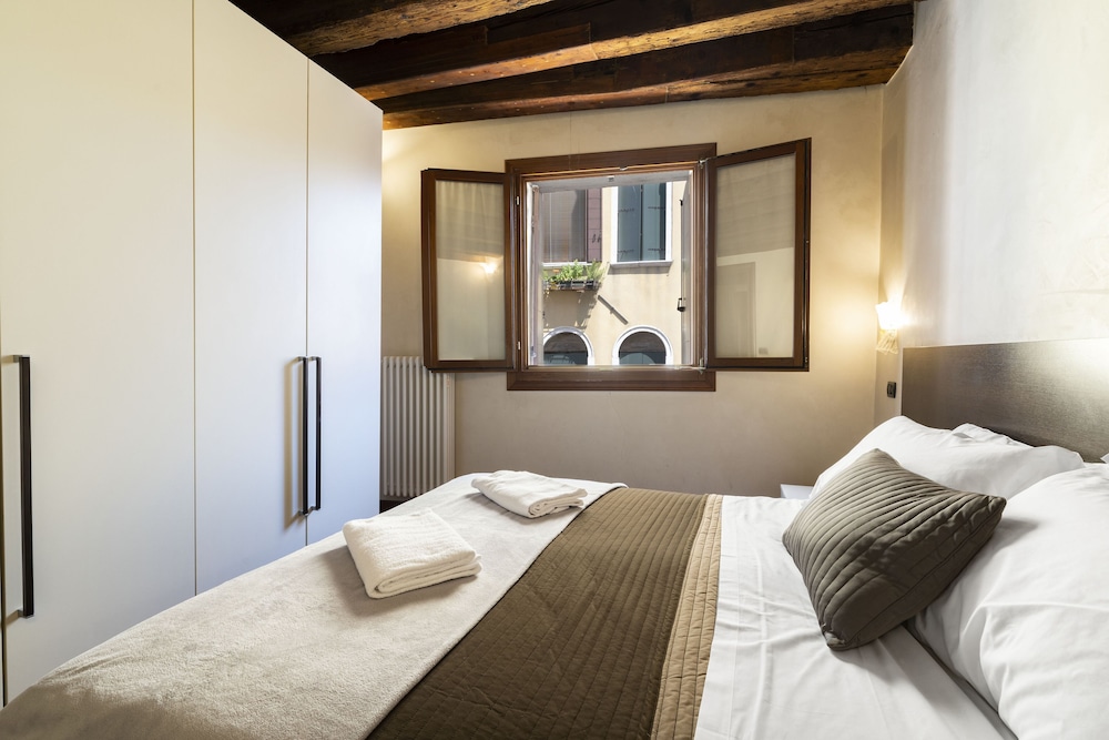 LARGE 2 BEEDROOMS APARTMENT IN A VENETIAN PALACE A FEW STEPS FROM SAN MARCO photo 3