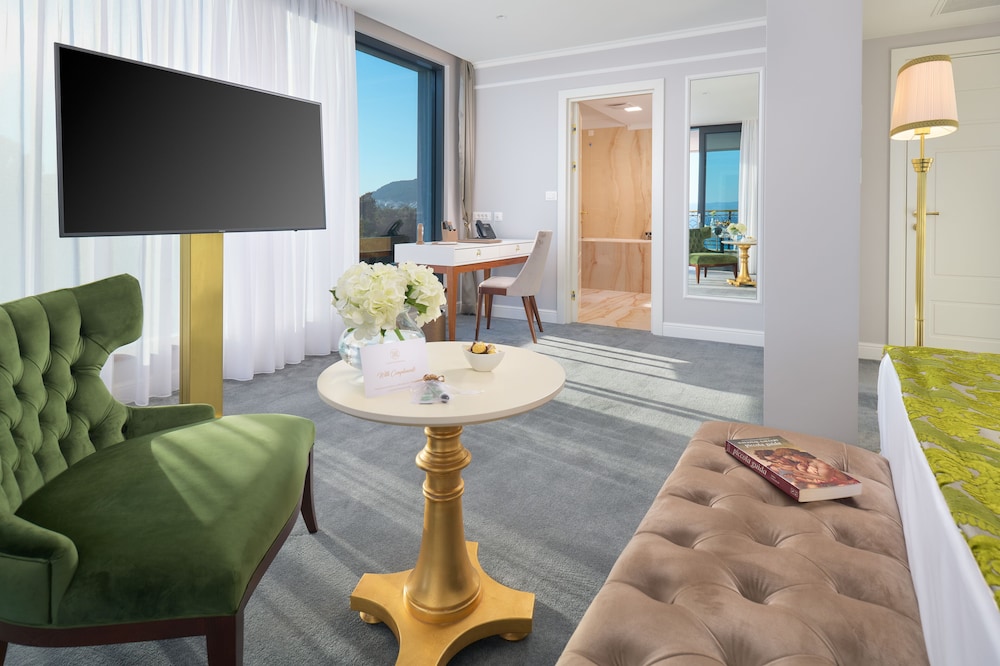 Luxury suite (Sea front, Balcony, Jacuzzi) - Photo 27