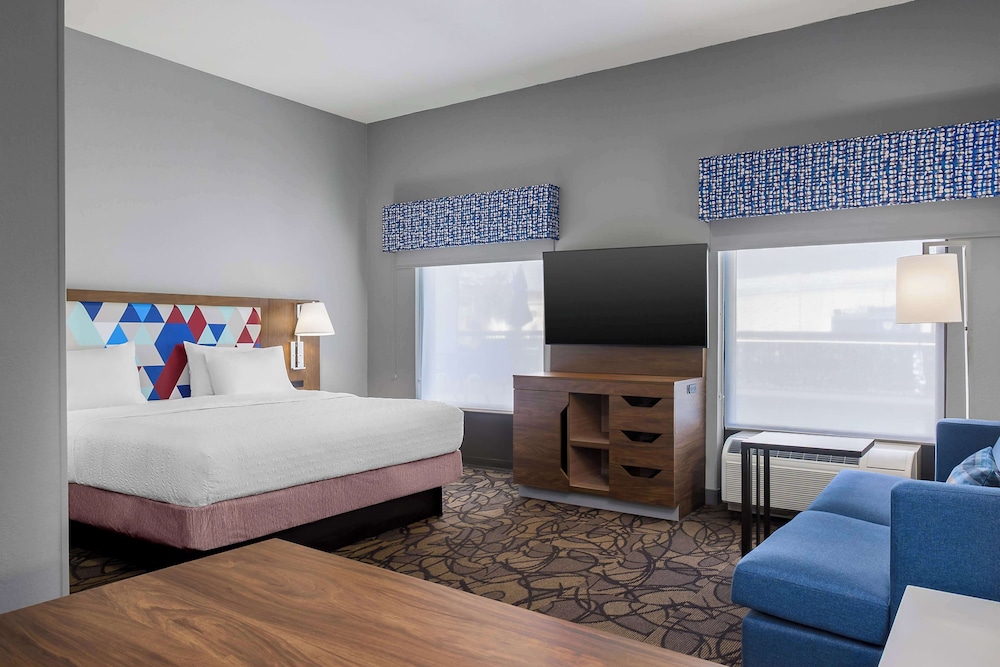 Room, 1 King Bed, Accessible (3x3 Shower) - Photo 2