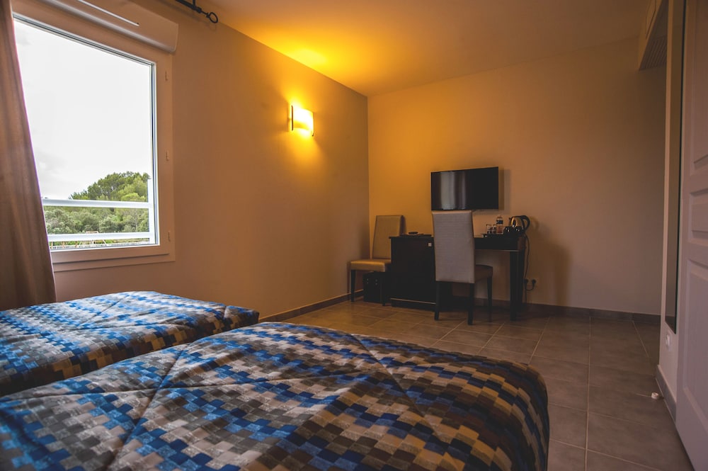 Superior Room, 1 Queen Bed, Bathtub, Garden View photo 2