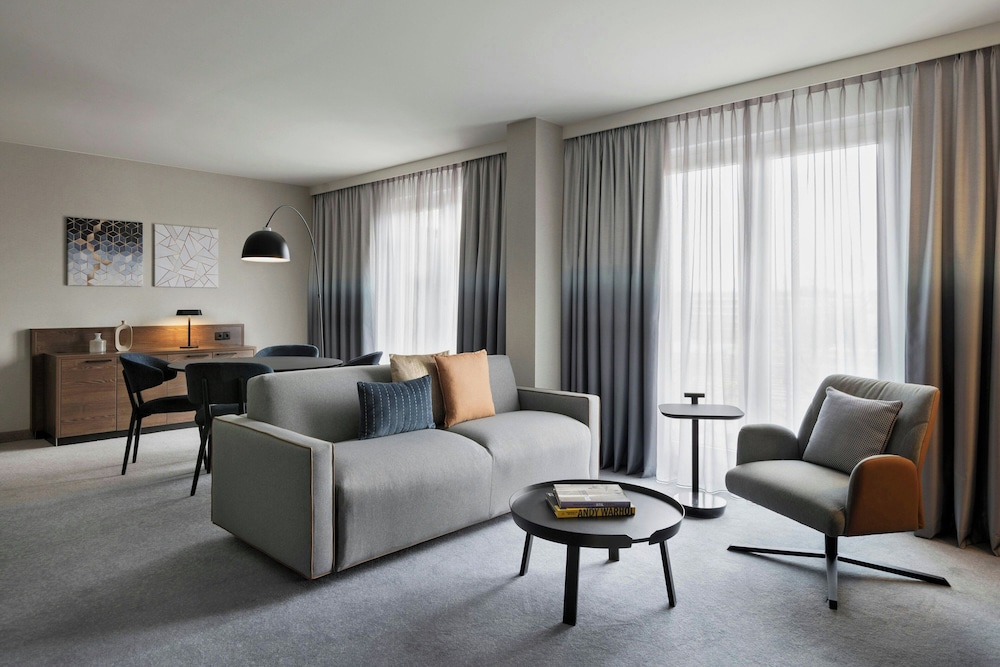Grand Suite, 1 Bedroom, City View thumbnail 6