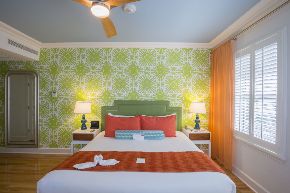Deluxe Room, 1 Queen Bed, Courtyard View (Communications) - Photo 4