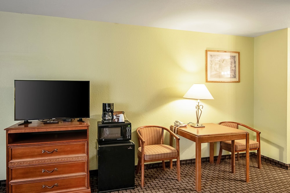 Standard Room, 2 Queen Beds, Non Smoking - Photo 5