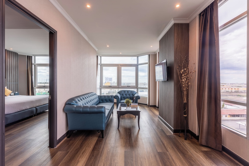 Grand Suite Airport View - Photo 4