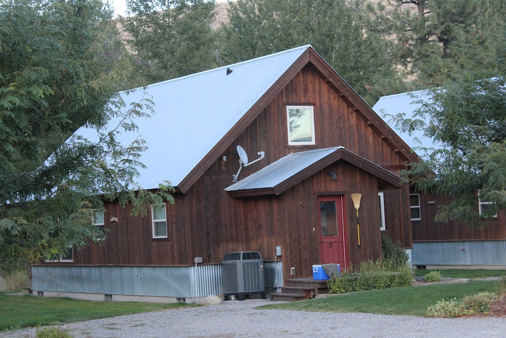 Family Cabin, 2 Bedrooms, Hot Tub, River View photo 1