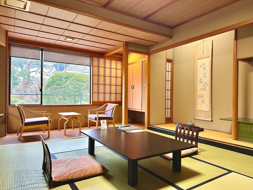 Traditional Quadruple Room, Non Smoking, Garden View (with toilet/sink/bath, east building) photo 1