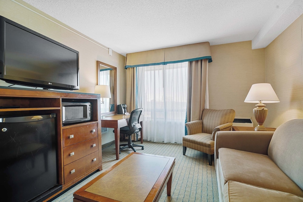 Junior Suite, 1 King Bed, Non Smoking photo 3