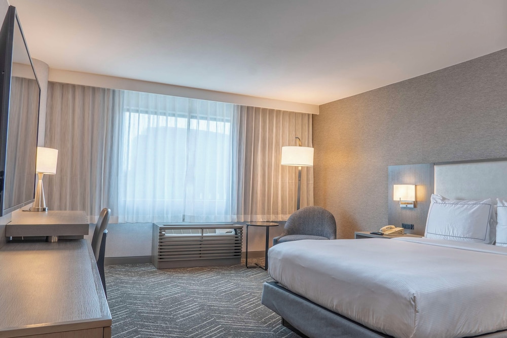 Premium Room, 1 King Bed, Corner photo 3