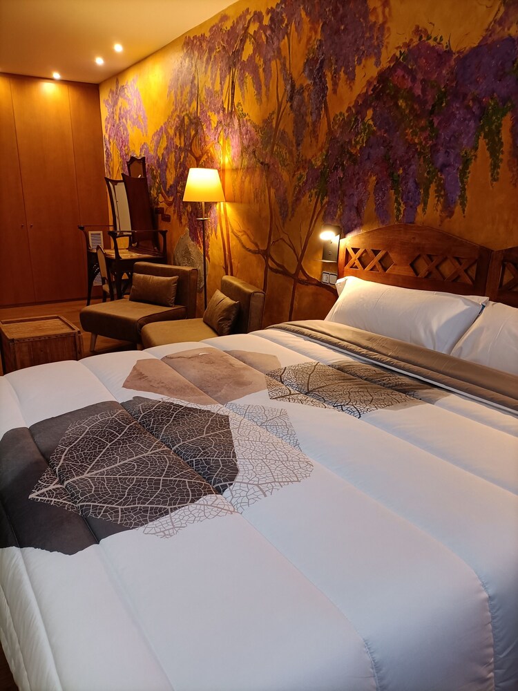Suite - Photo 1