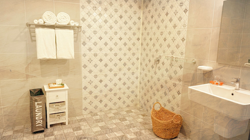 Honeymoon Suite with Bathtub - Photo 11