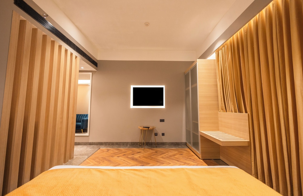 Executive Suite - Photo 7