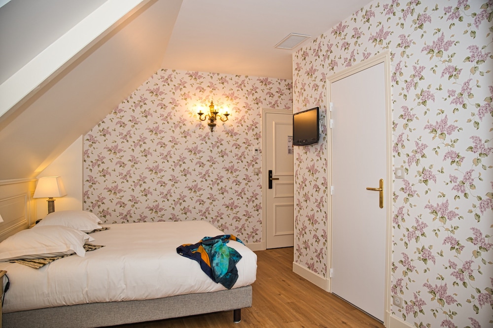 Charming Double Attic Premium Room - Photo 6