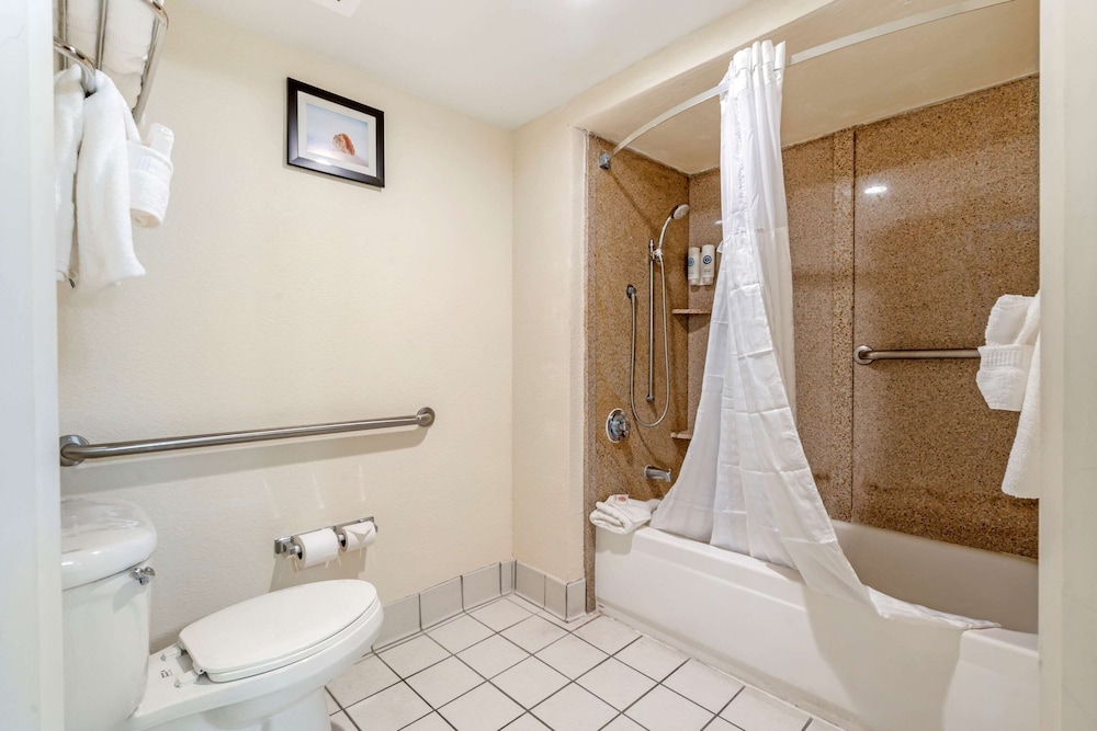 Accessible Room with 2 Queen Beds - Photo 9