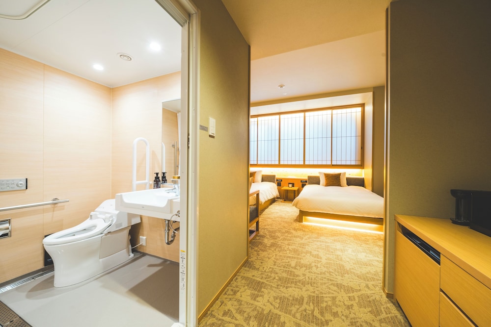 Superior Twin Room, Non Smoking (Accessible Room) - Photo 3
