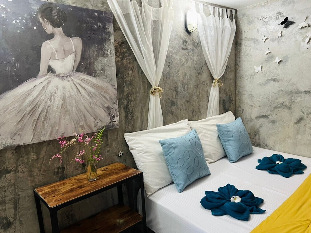 Deluxe Room, 1 Queen Bed - Photo 26