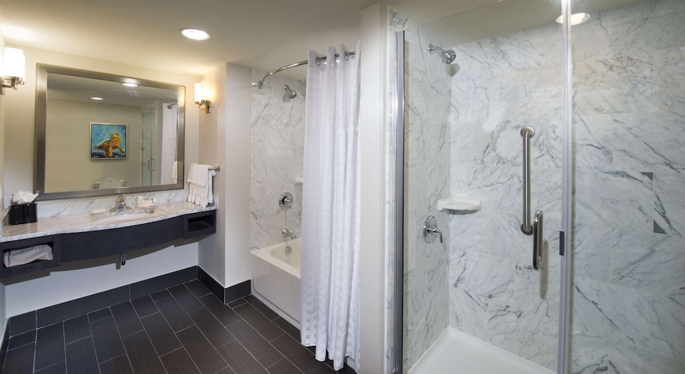 2 Bedroom Suite (1 King & 1 Queen), Balcony, View thumbnail 6