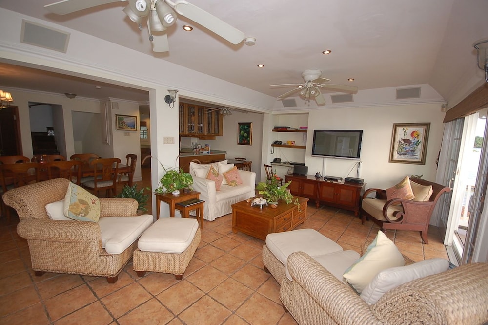 Room, 4 Bedrooms photo 2