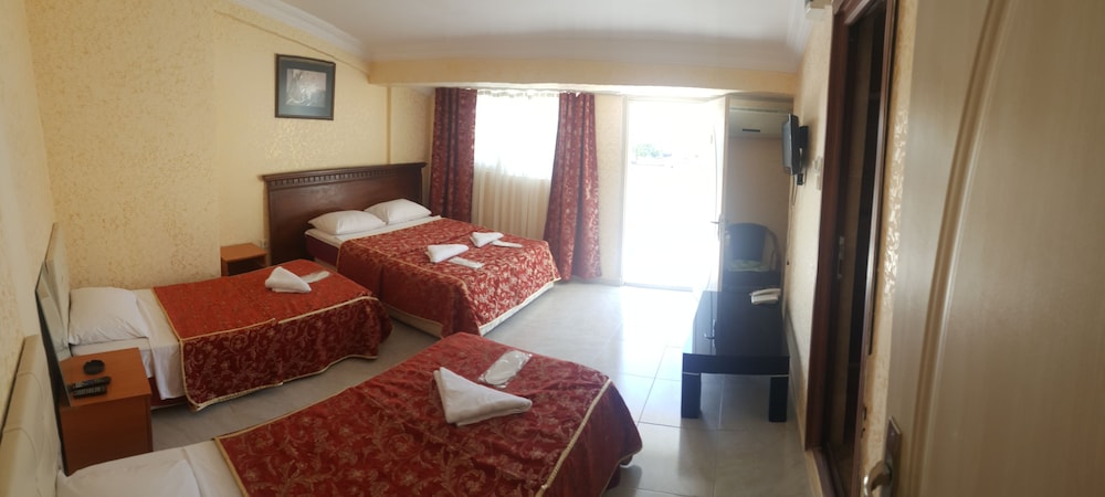 Basic Quadruple Room photo 3