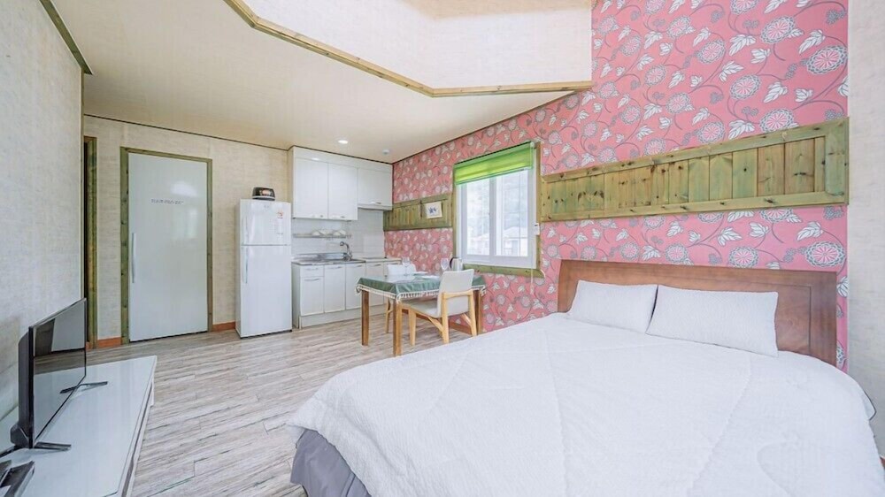 Room (lilac) photo 1