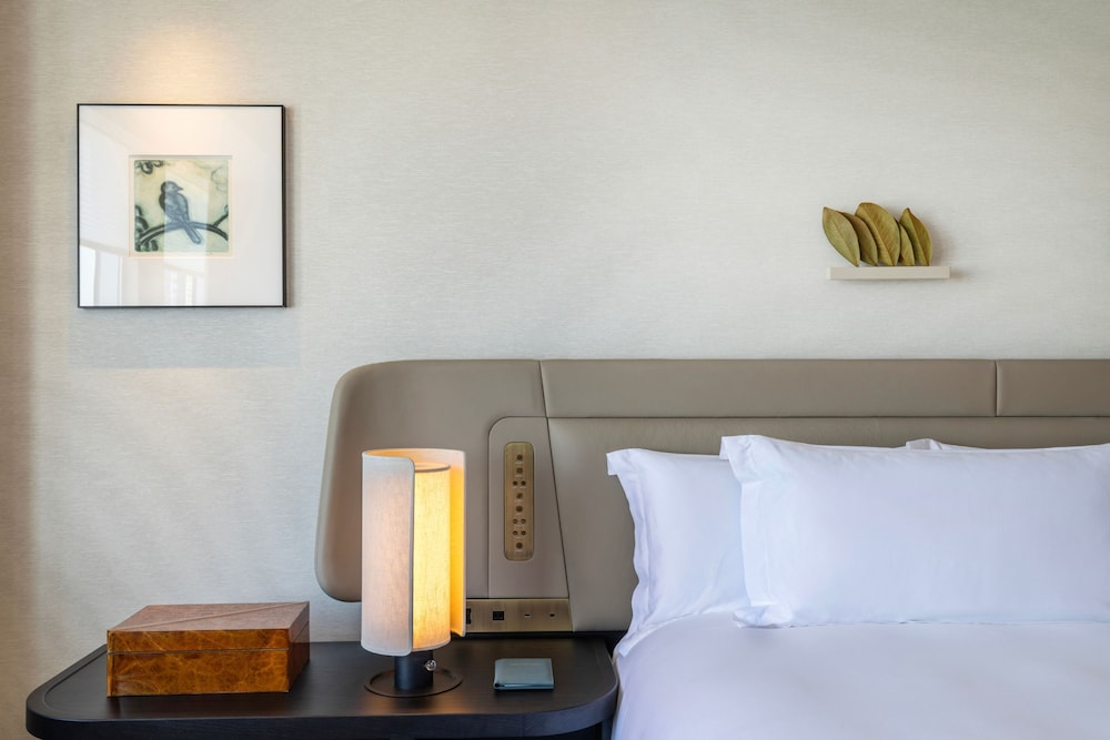 Premium Room, 1 King Bed, Corner photo 1