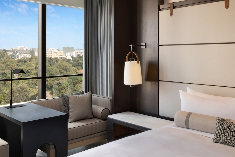 Club Room, 1 King Bed, City View photo 3