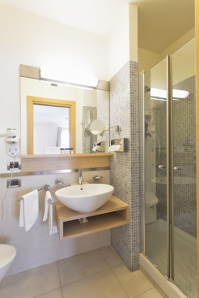 Executive Quadruple Room - Photo 4