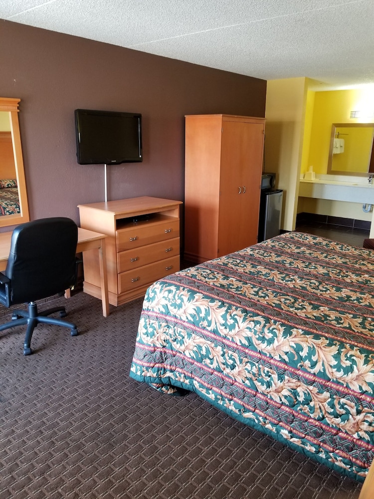 Classic Room, 1 King Bed, Non Smoking photo 2