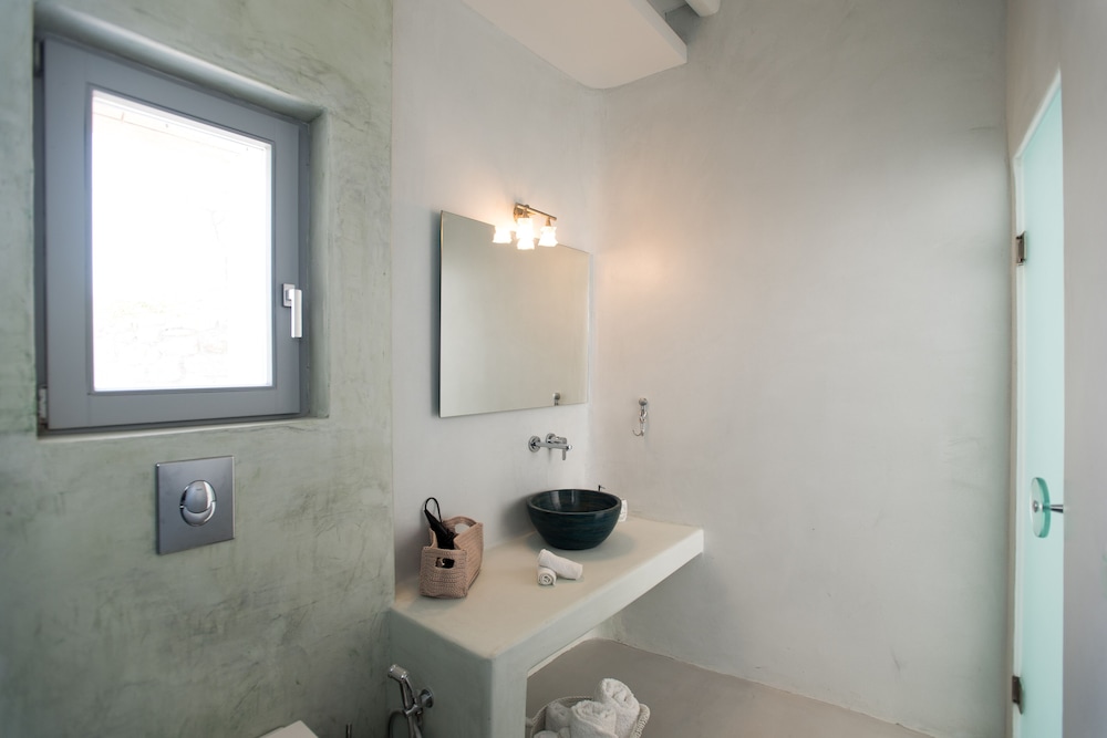 Deluxe Suite, 1 Queen Bed, Private Pool, Pool View, photo 6