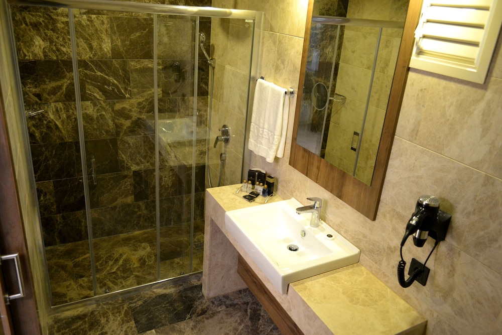 Standard Double Room thumbnail 5