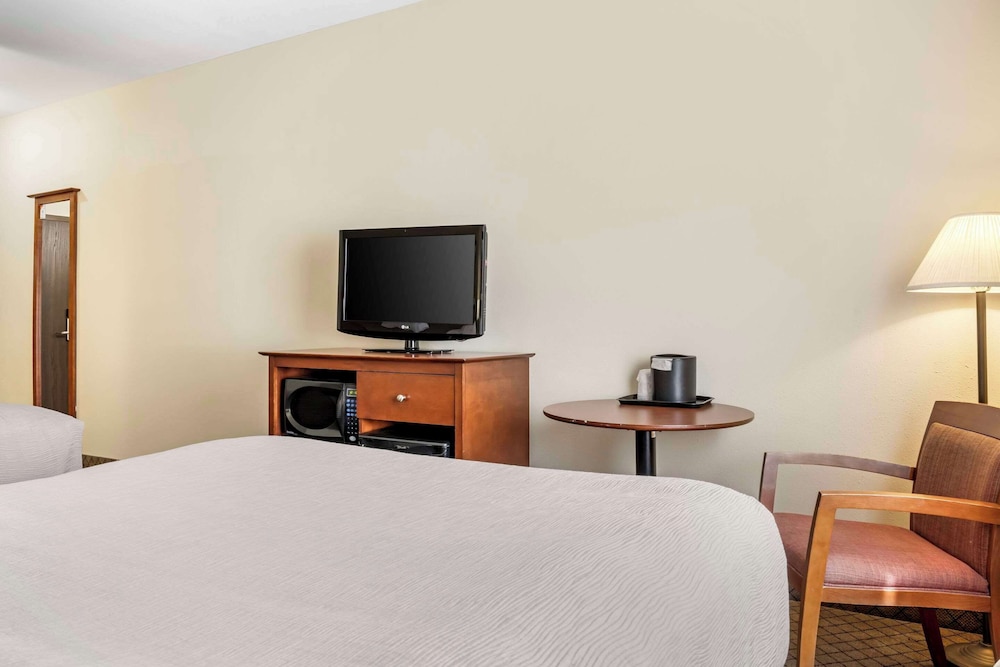Standard Room, 2 Queen Beds, Non Smoking, Hot Tub - Photo 4