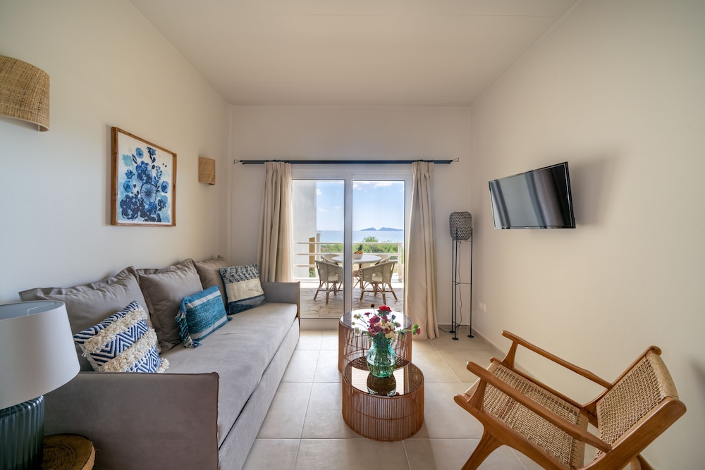Double Room, Multiple Beds, Balcony, Sea View (07) photo 1