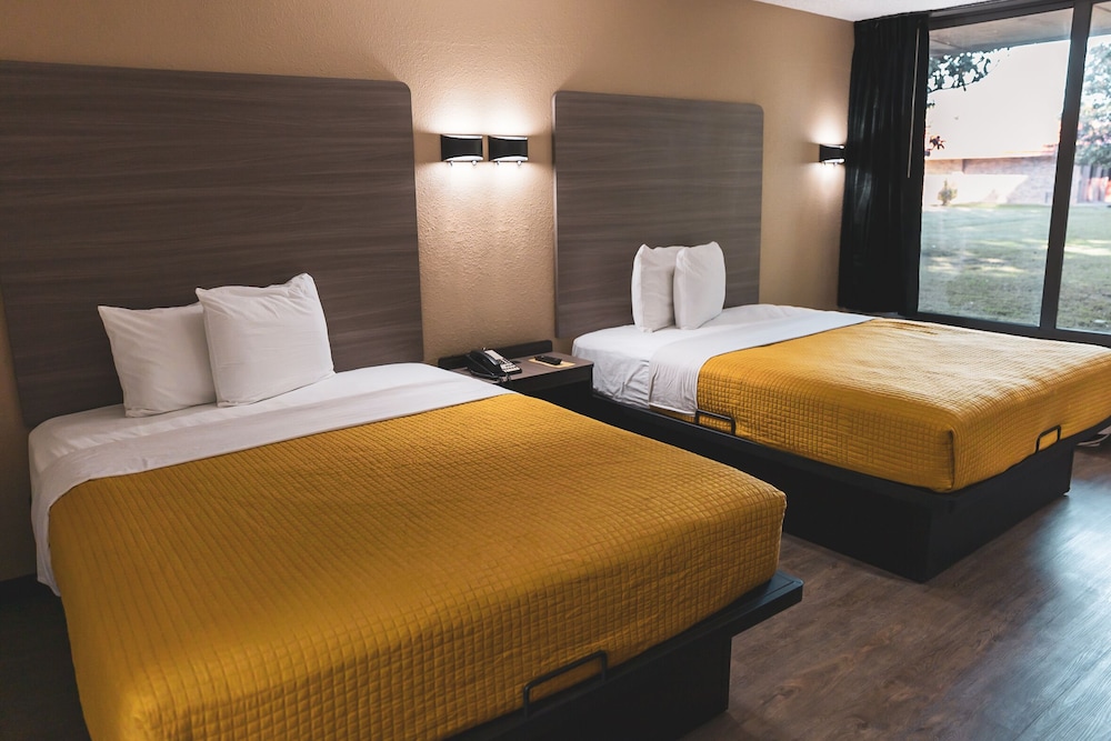 Standard Room, 2 Queen Beds, Non Smoking photo 2