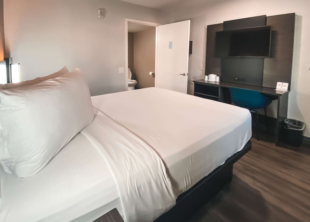 Standard Room, 1 Queen Bed, Accessible, Non Smoking photo 3