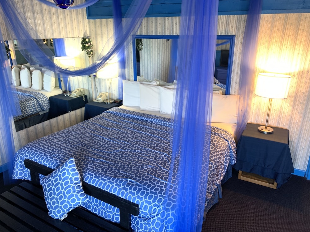 Blue Room, 1 King Bed (Main Floor)
