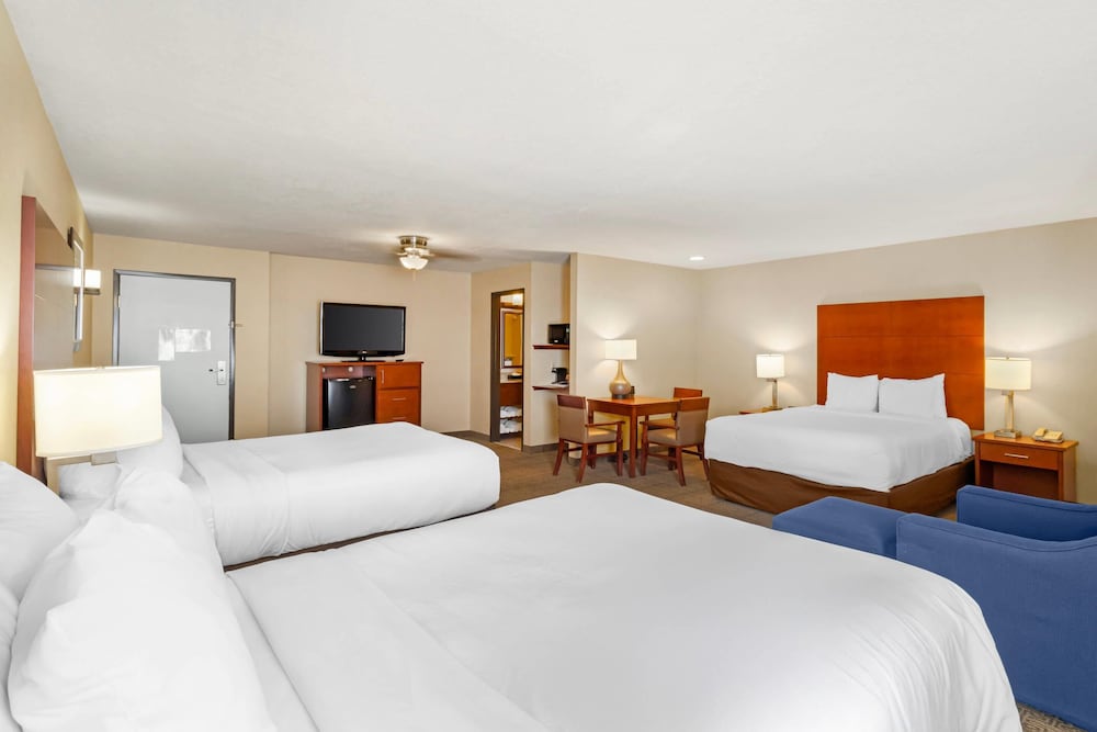 Room, Multiple Beds, Non Smoking photo 2