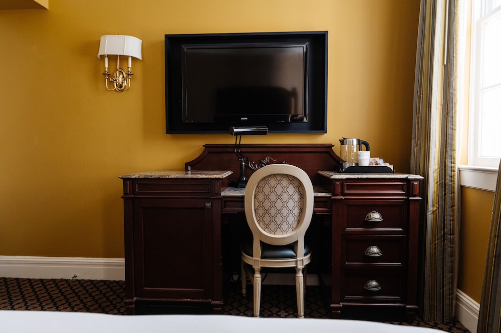Queen Room (24/7 Front Desk) - Photo 3