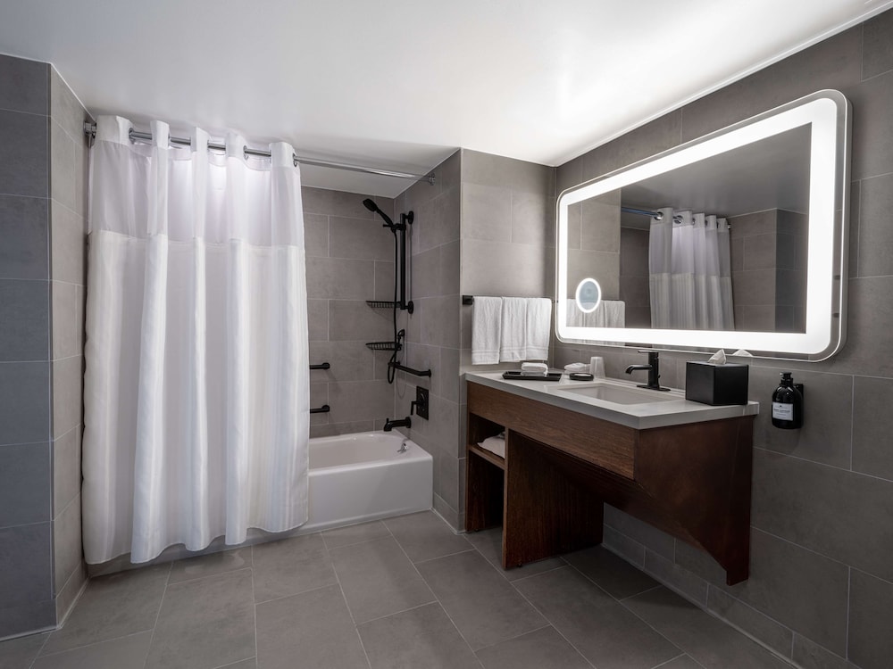 Room, 1 King Bed, Bathtub (Water View) - Photo 4