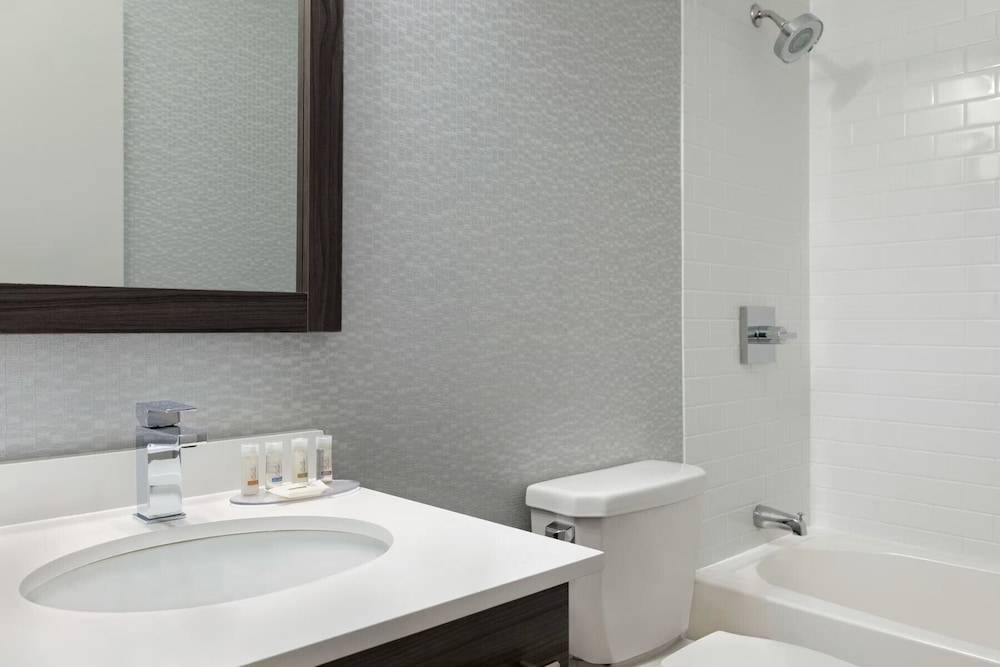 2 Queen Beds Second Floor with a convenience kitchen, Non Smoking - Photo 2