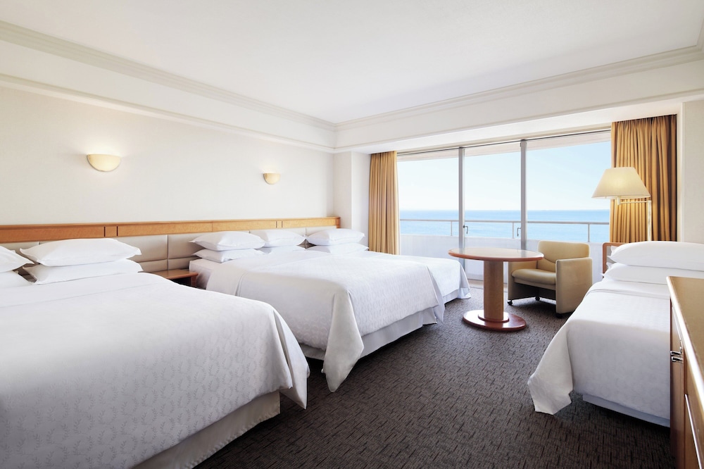 Guest room, 4 Twin Beds, Disney or Bay view, Main Building, Balcony - Photo 4