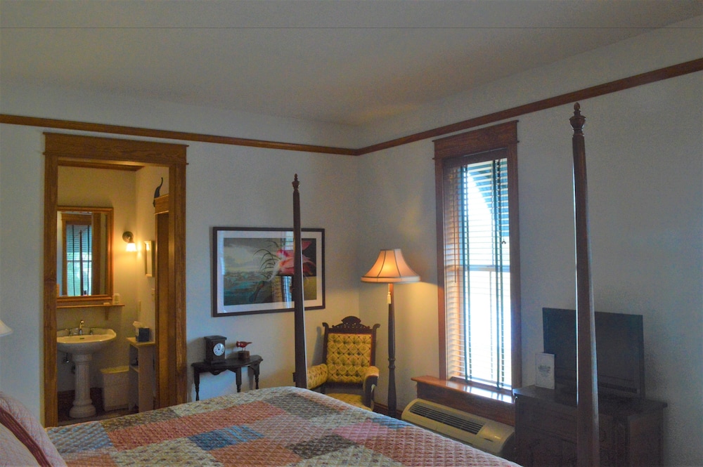 Classic Single Room, 1 King Bed, Private Bathroom, Bay View